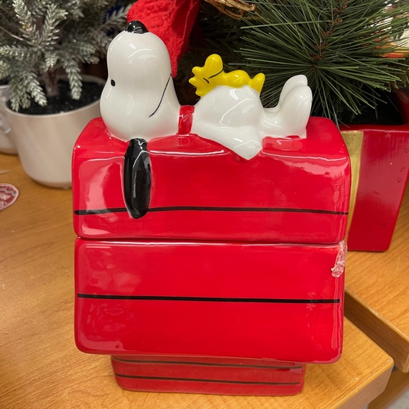 Christmas Snoopy & Woodstock Peanuts Red Doghouse Rae Dunn Cookie Jar NWT - Picture 6 of 10
